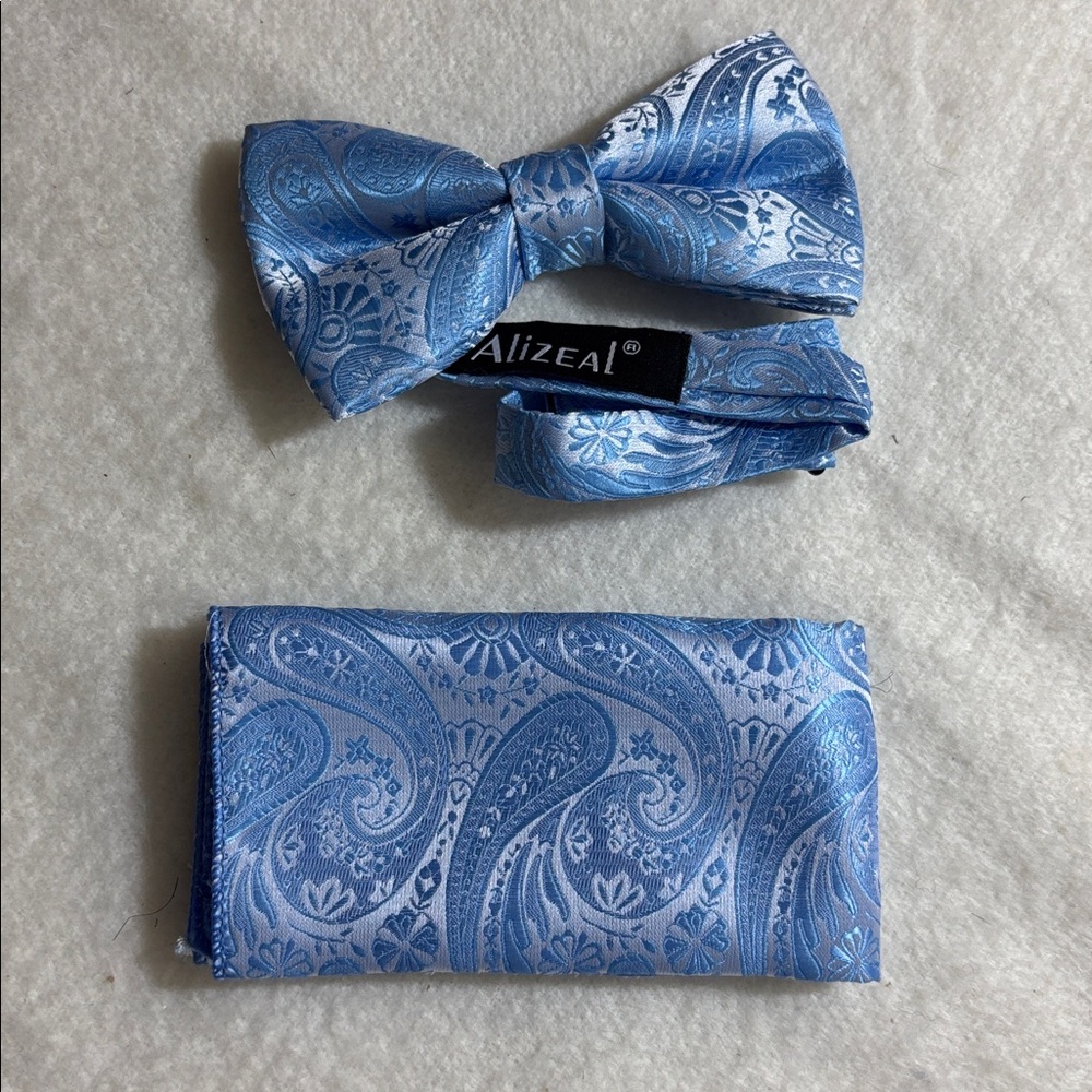 ALIZEAL BOW TIE & POCKET SQUARE SET Light Blue Paisley NWT